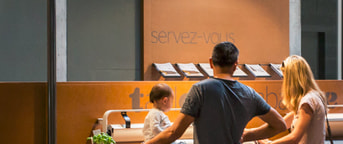 Junge Familie an Interio Servicestation Giovane famiglia a una postazione di servizio Interio
